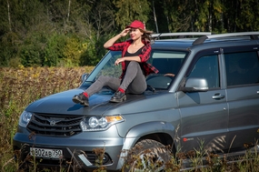 越野车自驾游旅行美女图片